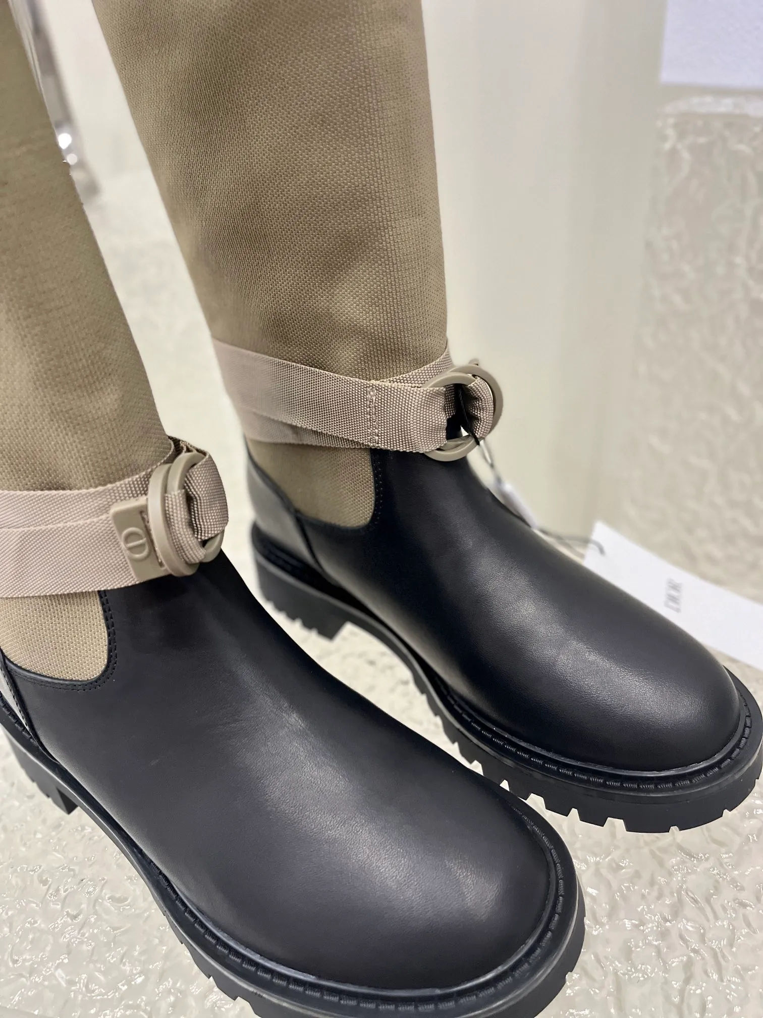 👟👟Ex-factory price 600👟👟 D-MAJOR Dior mid-calf boots This D-Major boot is elegant and full of personality. Crafted from technical fabrics and black calfskin, it draws inspiration from the Book Tote bag and features the CHRISTIAN DIO* signature. The adjustable straps and notched sole are embellished with CD initials as a finishing touch. Upper: technical fabric/cowhide lining: sheepskin lining Heel height: 3.5cm Tube height: about 32cm Tube circumference: 37cm Size: 35-39 (40/41 customization is not returnable)